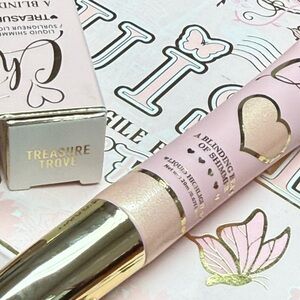 P.Louise The Cheek of It  Highlighter in the shade “Treasure Trove”